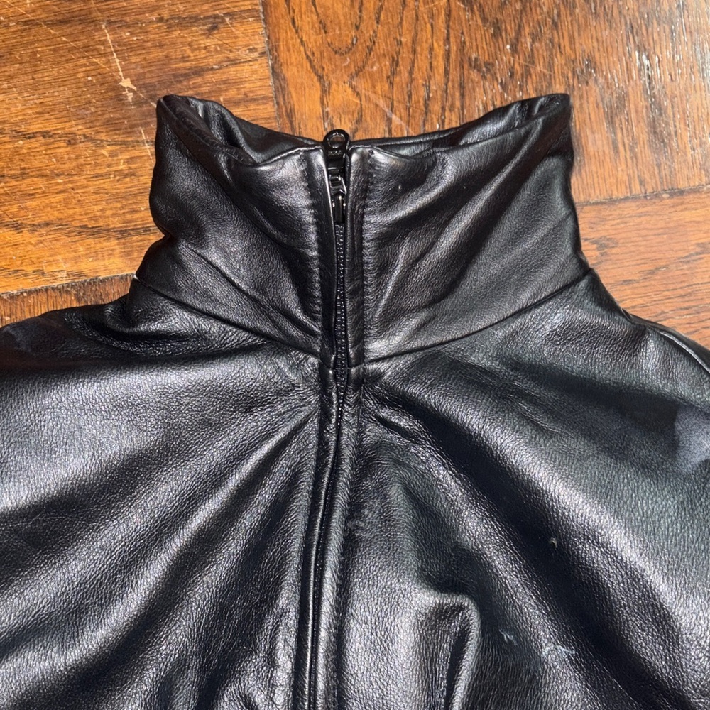 Vintage Wilson’s leather jacket with cute detailing and timeless look - Picture 9 of 14